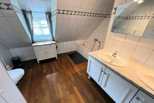 W1: Tageslicht-Vollbad mit Wanne und Dusche - 