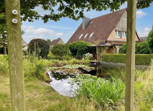 Hausansicht - Idyllisch gelegenes Einfamilienhaus mit großem Gartenparadies und Teich