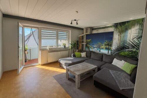 Wohnzimmer - Helle 3-Zimmer-Etagenwohnung mit großem Balkon und Garage in ruhiger Lage