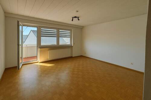 Wohnzimmer - mit KI geleert - 3 Zimmer Etagenwohnung zum Kaufen in Wangen
