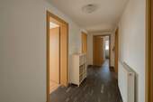 Flur - mit KI geleert - Etagenwohnung mit 73,80 m² in Wangen zum Kaufen