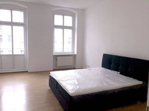 Zimmer2_mit_Bett - Attractive, quiet 3-room apartment with balcony in Friedrichshain