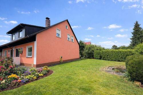 Aussen 1.jpeg - Geräumiges Familienhaus mit Terrasse in Veitsbronn