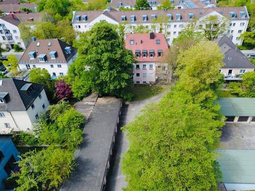 Haus- und Hinterhofansicht - 