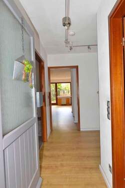 Eingang - Flur - Wohnzimmer - 