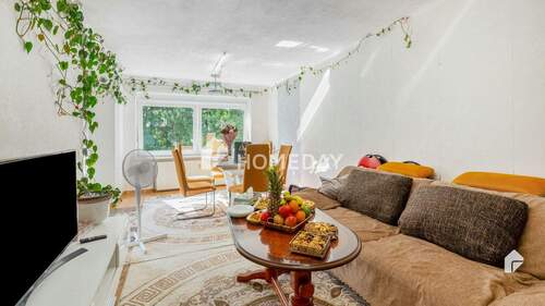 Wohnzimmer 1 - Großzügige 4-Zimmer-Wohnung mit Loggien und Stellplatz - zentrumsnah