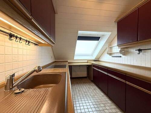 Küche mit Einbauküche und Geräten - 