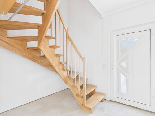 Eingangsbereich mit Aufgang zur Dachgeschosswohnung - 