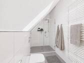 Modernes Badezimmer im Dachgeschoss mit Dusche und stilvoller Fliesengestaltung - 