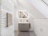 Helles Tageslichtbad mit Dachfenster - 