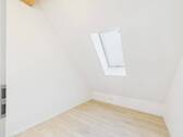 Ankleidezimmer im Dachgeschoss mit Dachfenster - 