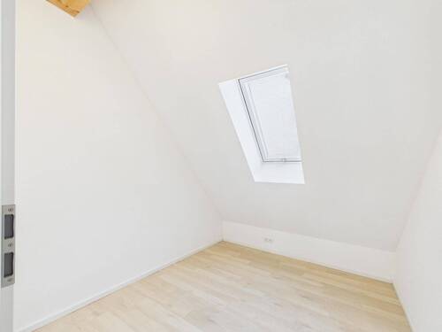 Ankleidezimmer im Dachgeschoss mit Dachfenster - 