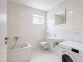 Visualisiert leerstehend: Badezimmer mit Badewanne und hellem Fliesendesign - 