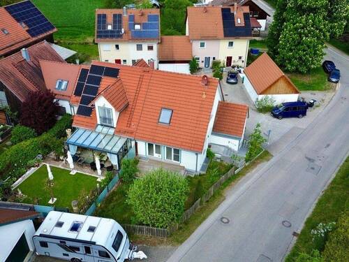 Außenansicht des Reiheneckhauses mit Gartenbereich - 