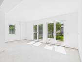 Lichtdurchfluteter Wohnbereich mit direktem Zugang zur Terrasse und Garten - 4 Zimmer Reihenendhaus zum Kaufen in Grafrath