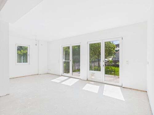 Lichtdurchfluteter Wohnbereich mit direktem Zugang zur Terrasse und Garten - 4 Zimmer Reihenendhaus zum Kaufen in Grafrath