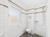 Modernes Badezimmer mit Dusche, Fenster und zeitlosen Design - 