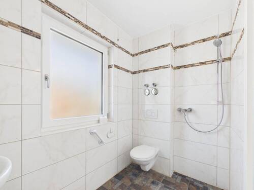 Modernes Badezimmer mit Dusche, Fenster und zeitlosen Design - 