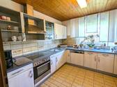 Die praktische Küche - 8 Zimmer Mehrfamilienhaus, Wohnhaus in Bartholomä
