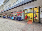 Aussenansicht - Zentral gelegen: Geräumiger Laden