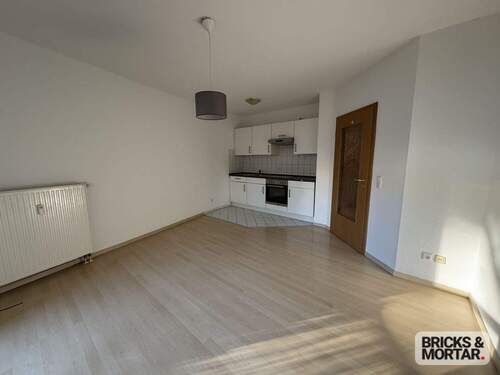 Wohnzimmer mit EBK - 2 Zimmer Etagenwohnung in Halle/Saale