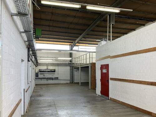 Halle, Blick vom Rolltor aus - Halle in Niestetal zur Miete