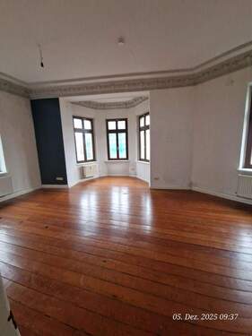 2025_12_05 09-37-53.jpg - 4-Raum-Wohnung mit Dielenboden und Stuckdecken