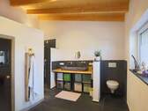 Modernes Badezimmer mit Duschnische und Sauna - 8 Zimmer Einfamilienhaus in Tiefenbronn