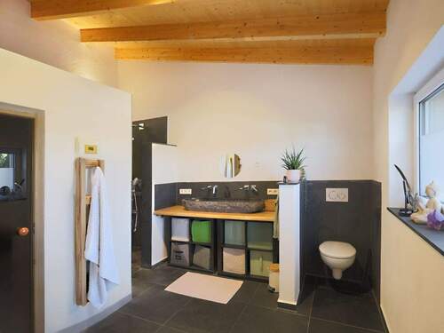 Modernes Badezimmer mit Duschnische und Sauna - 8 Zimmer Einfamilienhaus in Tiefenbronn