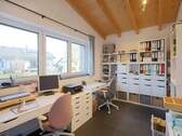 Geräumiges Arbeitszimmer mit großen Fenstern - 