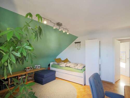 Schönes Kinderzimmer mit viel Platz und Balkonzugang - 