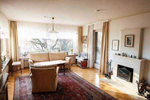 Wohnzimmer mit Kamin - 6 Zimmer Einfamilienhaus in Balingen