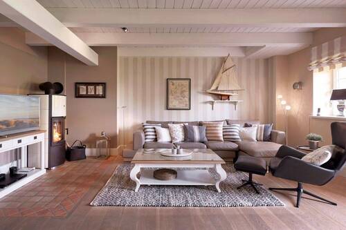 Großzügiges Wohnzimmer mit Kaminofen - 3 Zimmer Mehrfamilienhaus, Wohnhaus in Oevenum