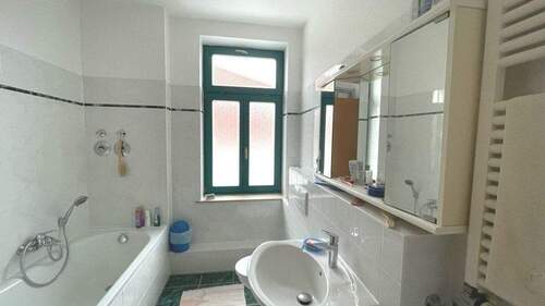 Tageslichtbad mit Dusche und Badewanne - 