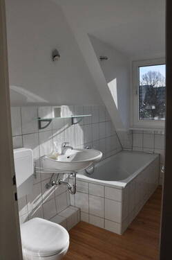 Badezimmer mit Fenster - 