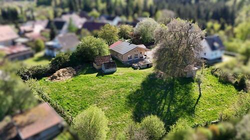 Luftbild - Klimafreundlicher Massivholz-Bungalow mit traumhaftem Grundstück in Naturlage