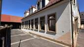 Fassade, Hofzufahrt.jpeg - Mehrfamilienhaus, Wohnhaus zum Kaufen in Röthlein