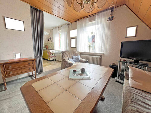 Wohnzimmer mit Blick in die Küche DG - 