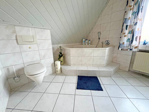 Bad mit Wanne und Dusche DG - 