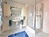 Bad mit Wanne und Dusche DG - 
