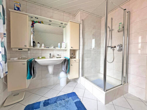 Bad mit Wanne und Dusche DG - 