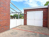 Garage auf der rechten Seite mit Zugang zum Garten - 6 Zimmer Einfamilienhaus in Schüttorf