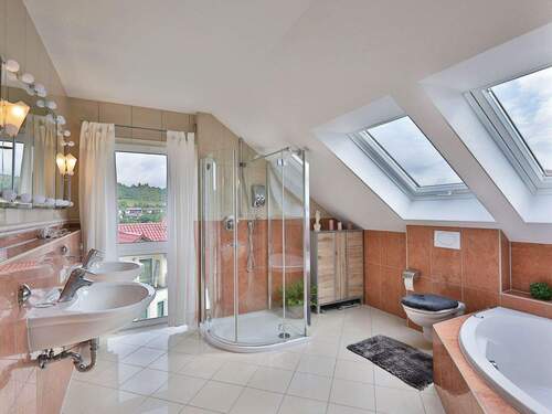 Großes Tageslichtbad mit Badewanne - 