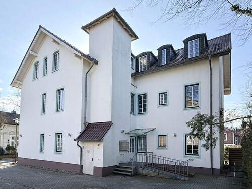 Nord-Ansicht mit Eingang und Parkflächen - 