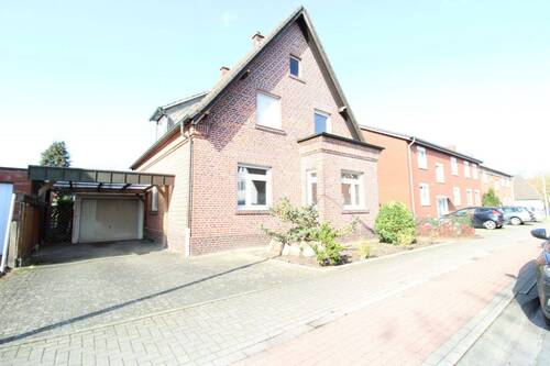 Ansicht - Großzügiges Einfamilienhaus mit Kaminzimmer, großem Garten und vielseitigem Raumangebot