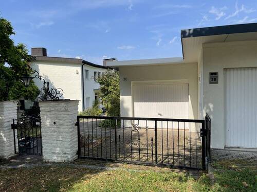 Einfamilienhaus mit zwei Garagen - Einfamilienhaus mit 190,00 m&sup2; in Badenweiler zum Kaufen