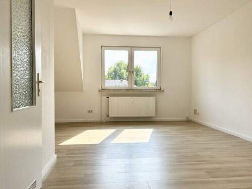 Wohnzimmer - 2 Zimmer Etagenwohnung zur Miete in Chemnitz