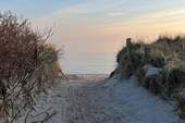 Dünenweg führt am Nachbargrdst. vorbei zum Strand - 