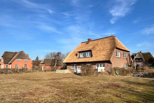 Außenansicht (3/26) mit neuem Reetdach - EG-Ferienwohnung unter neuem Reetdach + zusätzliches Teileigentum ('Apartment') im Souterrain - in exklusiver Insellage