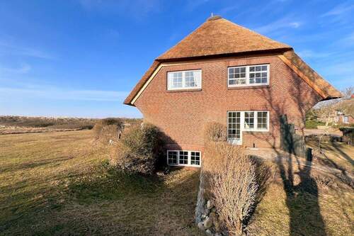 Ostansicht (3/26) mit neuem Reetdach - 3 Zimmer Terrassenwohnung in Nieblum